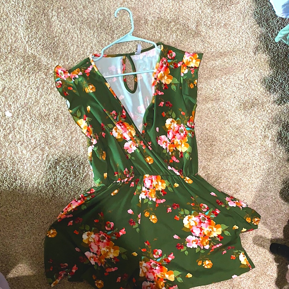 This is a cute summer romper size M in women’s!